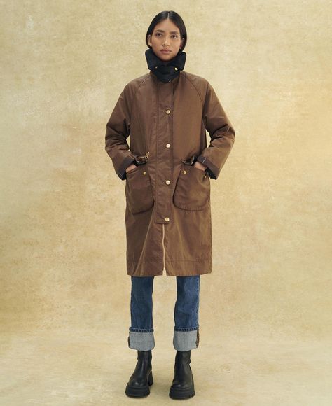 Inspired by archival outerwear designs from years gone by, the Barbour Townfield Wax Jacket blends timeless style with practicality. Honouring the past with its signature Sylkoil fabric, this long-sleeved piece is updated with an exaggerated needlecord collar and chunky pockets to the front. Barbour Jacket Women Outfit, Wellington Boots Outfit, Barbour Jacket Women, Outdoors Outfits, Outdoorsy Style, Jacket Outfit Women, Wax Jacket, Barbour Jacket, Chunky Knits