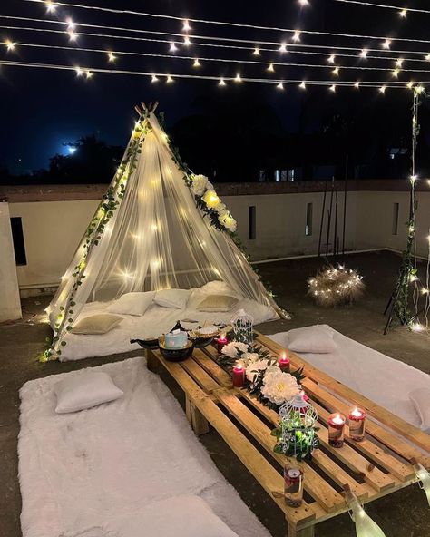 Terrace Dinner Decor Night, Terrace Bday Decoration Night, Terrace Picnic Ideas, Terrace Dinner Decor, Tent Bday Decoration, Balcony Tent Ideas, Terrace Tent Ideas, Terrace Bday Decoration, Terrace Party Decoration Night