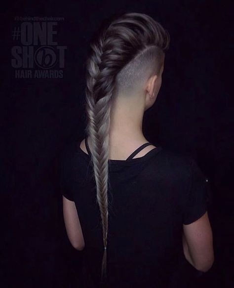 ishtail Braid & 360 Buzz Thanks @k.v.collective @kari.saffari 🖤 #BuzzCutFeed #360Undercut #Undercut #Undercuts #Hair #ShavedNape Undercut Updo Hairstyles, Long Hair Mohawk, Style Undercut, Haircut Edgy, Shaved Haircut, Long Hair Shaved Sides, Haircut Tips, Super Short Pixie, Undercut Long Hair