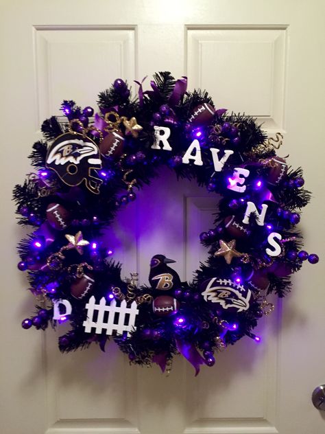 Baltimore Ravens wreath Baltimore Ravens Christmas Tree, Nfl Crafts Diy, Baltimore Ravens Crafts, Nfl Crafts, Nfl Wreaths, Ravens Wreath, Wreaths Burlap, Sports Wreath, Baltimore Ravens Football