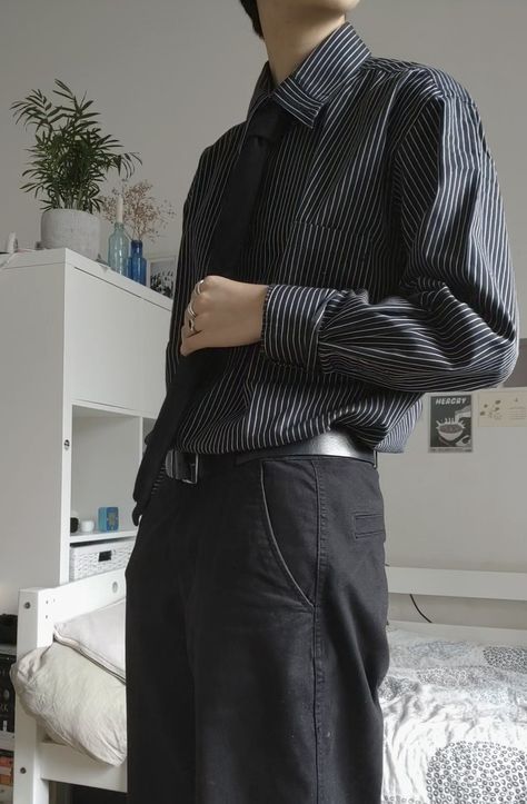 black outfit: a black, oversized dress shirt with white pinstripes tucked into black wide leg trousers, paired with a black belt with a silver clasp, a black tie and silver rings; masculine silhouette All Black Semi Formal Outfit Men, Semi Formal Masc Outfits, Formal Masc Outfit, Semi Formal Outfits Men, Male Formal Outfits, Male Formal Wear, Crow Oc, Semi Formal Men Outfit, Semi Formal Men