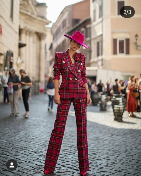 Creative Suits, Masculine Outfits For Women, Red Plaid Outfit, Lady Suits, Paris Ootd, Tartan Suit, Plaid Outfit, Tartan Fashion, Dandy Style