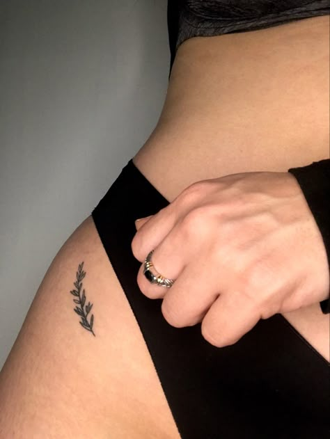 Tatuaje romero cadera Rosemary And Rose Tattoo, Rosemary Branch Tattoo, Olive Branch Tattoo On Hip, Rosemary Plant Tattoo, Rosemary Tattoo Design, Rosemary And Thyme Tattoo, Rosemary Tattoo Minimalist, Oregano Tattoo, Olive Branch Hip Tattoo