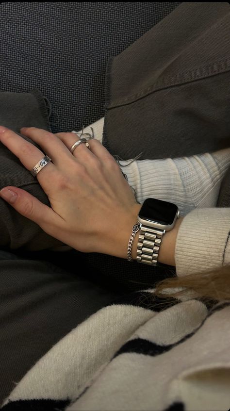 Watches Aesthetic Woman, Apple Watch Classy, Styling Apple Watch, Classy Apple Watch, Apple Watch Stack, Apple Watch Inspiration, Apple Watch Fashion, Apple Watch Se, Bracelet Apple Watch