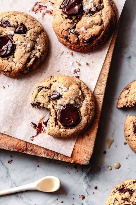 Addictive tahini chocolate chip cookies can be yours in under an hour. You won't believe they're paleo, gluten-free, grain-free, dairy-free, egg-free, vegan, and refined sugar-free! Tahini Cookies Recipe, Egg Free Dessert Recipes, Tahini Chocolate Chip Cookies, Gourmet Chocolate Chip Cookies, Chocolate Chip Cookies Vegan, Tahini Chocolate, Egg Free Desserts, Bojon Gourmet, Cookie Board