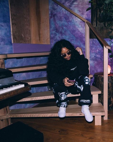 H.E.R. (@hermusicofficial) • Instagram photos and videos H.e.r Singer Aesthetic, H.e.r Aesthetic Singer, R&b Aesthetic, Female Artists Music, R&b Artists, H.e.r Aesthetic, Rap Aesthetic, Rhythm And Blues, Female Artists