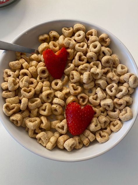 Heart Cheerios, Cheerios Aesthetic, Cheerios Cereal, Eating Cereal, Aesthetic Foods, Amandla Stenberg, Yogurt Bowl, Chia Seed Pudding, Yummy Comfort Food