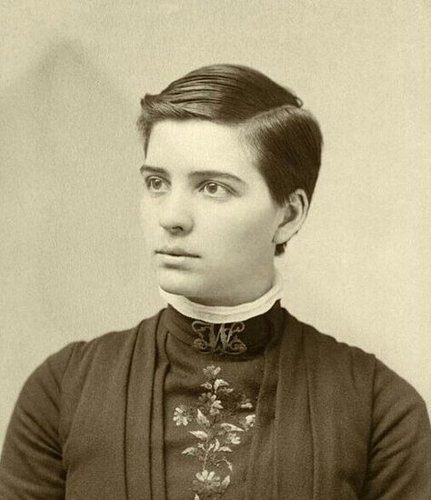 Vintage of a woman with short hair Victorian Short Hair, Victorian Hairstyles For Short Hair, Starcatcher Makeup, Victorian Women With Short Hair, Historic Hairstyles, 1890s Hair, Fox Sisters, Late 1800s Fashion, 19th Century Hairstyles