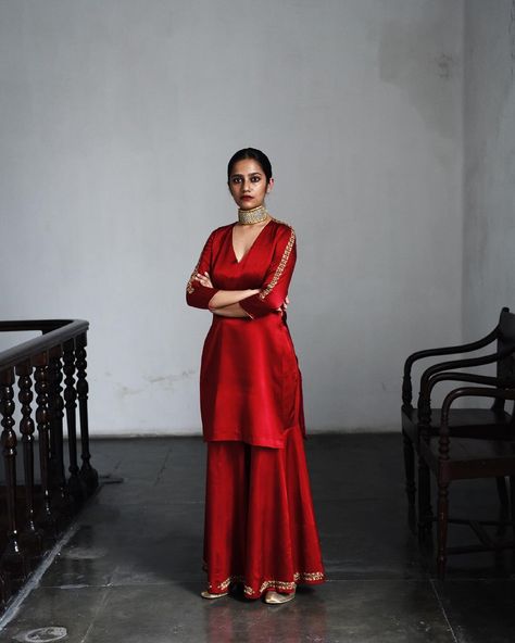 The Heer of today represents the woman who does not defy tradition but has devised her own definition of modernity. She is not concerned… Raw Mango Dress, Engagement Sharara, Ashish Shah, Red Lengha, Raw Silk Dress, Red Dupatta, Sharara Designs, Desi Wedding Dresses, Raw Mango