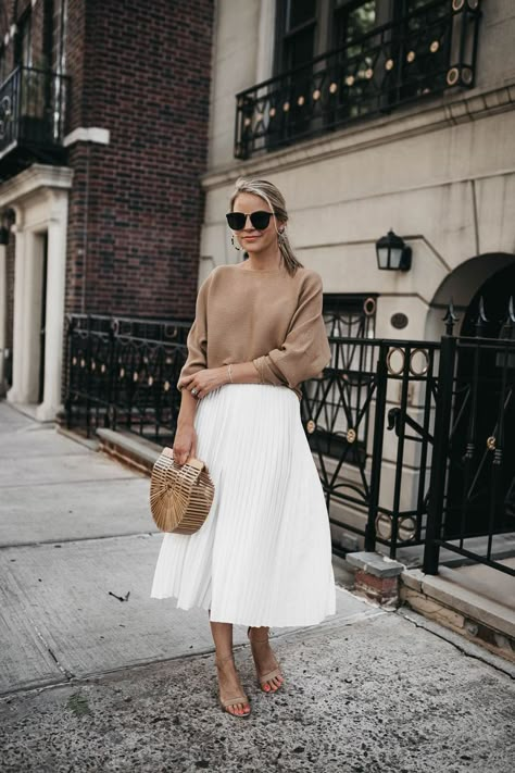 Effortless Summer Style | White Pleated Midi Skirt, Light Neutral Summer Sweater Outfit With Pleated Skirt, Spring Weekend Outfit, White Skirt Outfits, Rok Outfit, Glamour Women, Pleated Skirt Outfit, Skirt Diy, Look Office, White Pleated Skirt