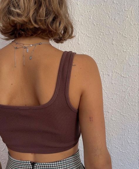 Minimalistic Arm Tattoo, Minimal Shoulder Tattoo, Scattered Back Tattoos, Tattoo Kiss, Armpit Tattoo, Maching Tattoos, Lucky Tattoo, Feminine Skull Tattoos, Artsy Tattoos