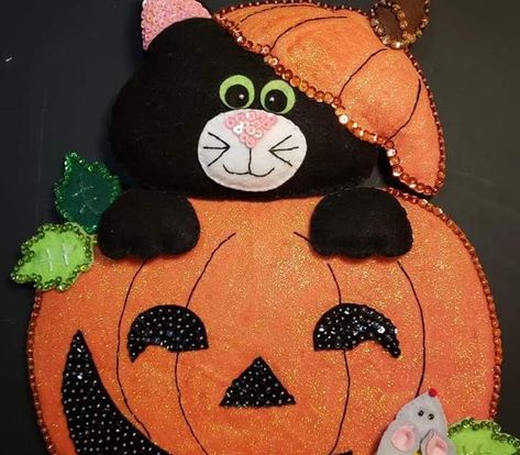 Pumpkin Wall Hanging, Holiday Crafts Halloween, Halloween Cards Diy, Moldes Halloween, Pumpkin Wall, Adornos Halloween, Halloween 4, Felt Halloween, Halloween Crafts For Kids