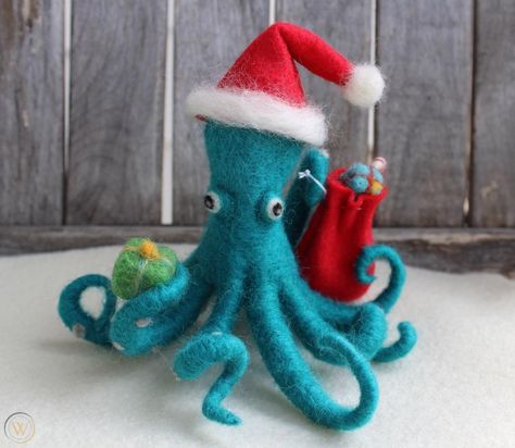 Felted Octopus, Felt Octopus, Needle Felted Christmas Ornaments, Christmas Octopus, Christmas Needle Felting Ideas, Needle Felted Crab, Needle Felt Sea Creatures, Needle Felt Octopus, Felt Crafts Christmas Sculptures & Statues