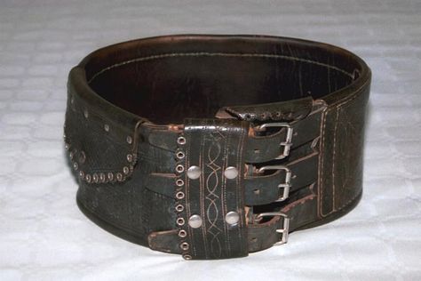 Chimir also known as kidney belt. Migration period leather protection, still worn in Romania. Sca Dress, Witcher Armor, Leatherworking Ideas, Kidney Belt, Romanian Clothing, Armour Ideas, Modern Society, Armored Core, Leather Armor