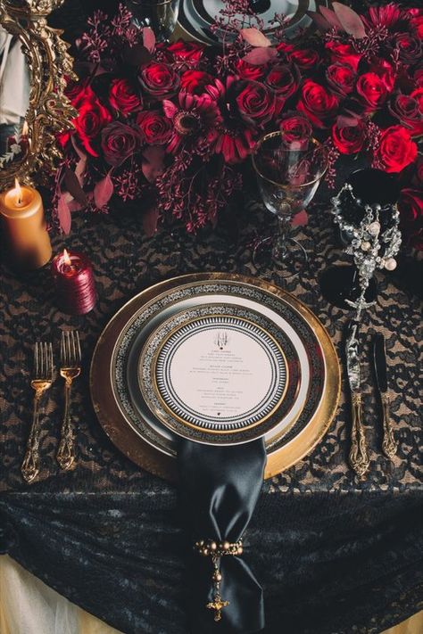 26 dark black and gold table setting with red roses decor - Weddingomania Gold Table Setting, Vintage Table Setting, Adornos Halloween, Goth Wedding, Dark Wedding, Moody Wedding, Party Buffet, Halloween Food For Party, Gothic Wedding