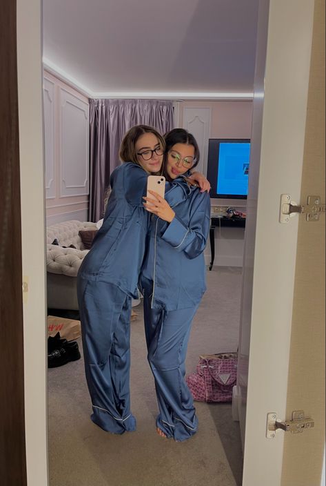 Matching Pajamas Friends Sleepover Pink, Bestie Matching Pjs, Friends Pajama Party Aesthetic, Best Friend Matching Pajamas, Matching Bestie Pajamas, Friend Group Matching Pajamas, Sleepover Matching Pajamas, Matching Pyjamas Friends, Matching Pajamas Friends Sleepover Black