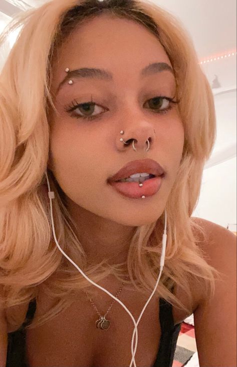 Piercings Eyebrow Girl, Gold Eyebrow Piercing, Eyebrow Piercing Girl, Piercing Girl, Double Nose Piercing, Piercings Jewelry, Cute Nose Piercings, Face Piercings, Cute Ear Piercings