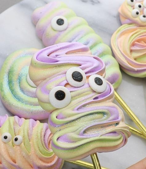 shelly bella on Instagram: “Monster meringue pops💚🧡💜 I had to finish these guys off with some @fancysprinkles prisim powder, they were SO sparkly! Meringue recipe is…” Halloween Meringue Cookies, Meringue Halloween, Halloween Meringue, Merengue Pops, Meringue Ideas, Meringue Pops, Cake Popsicles, Meringue Cookie, Meringue Pavlova