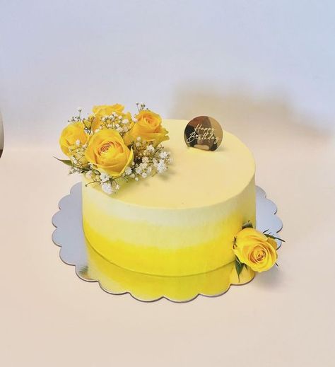 Eli on Instagram: "Fresh Flower Birthday Cake 🥰🥰🥰  #flowerbirthdaycake #flowercake #birthdaycake #customcakes #birthday #guelph #guelphcustomcakes #guelphbirthdaycake #kitchener #birthdaycake" Yellow Theme Birthday Cake, White And Yellow Cake Decoration, Fresh Flowers Cake Design, Birthday Cake Simple Design, Yellow Cake Design Simple, Yellow Theme Cake, Yellow Cake Decoration, Yellow Cake Designs Birthday, Yellow Cake Design