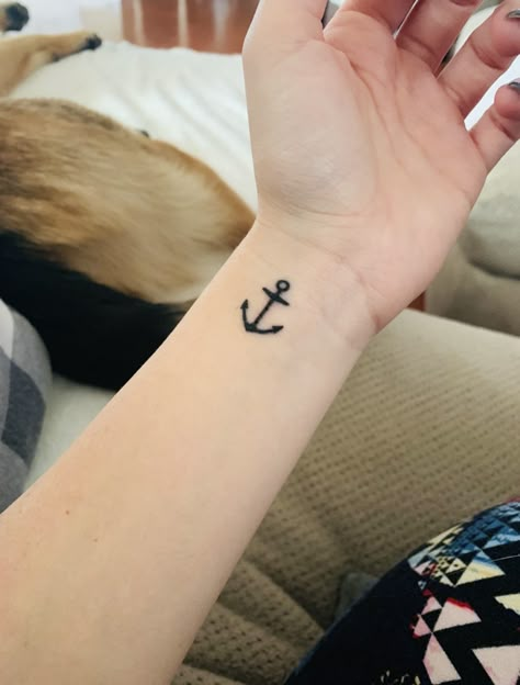 Wrist Anchor Tattoo, Anchor Tattoo Hand, Anchor Wrist Tattoos For Women, Anchor Wrist Tattoo, Small Anchor Tattoos For Women, Henna Tattoo Wrist, Anchor Tattoos For Women, Tato Simple, Simple Anchor Tattoo