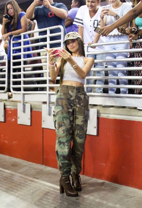 Military Pants Outfit Women, Camouflage Pants Outfit, Zendaya Outfits, Zendaya Style, Camo Outfits, Pants High Waisted, Cargo Pants Outfit, Camo Fashion, Military Outfit