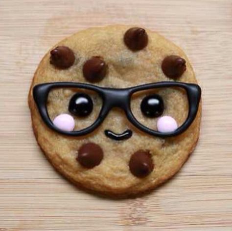 cookie with glasses Face Cookies, Nerdy Nummies, Rosanna Pansino, Smart Cookie, Cookie Ideas, Cute Cookies, Cookie Designs, Royal Icing Cookies, Cookie Cake