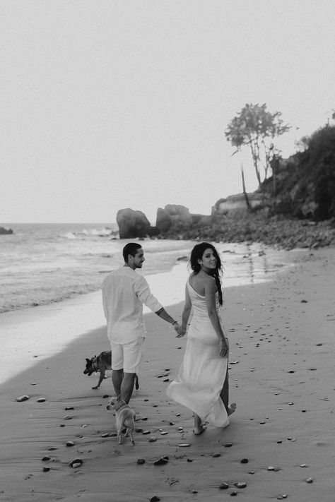 Black And White Beach Wedding Photos, Save The Date Beach Photo Ideas, Save The Date Beach Ideas, Prewedding Beach Ideas, Beach Save The Date Photos, Engagement Beach Photoshoot, Save The Date Beach, Beach Sunset Pictures, Family Photos On The Beach