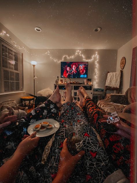 Halloween pjs + Hocus Pocus Aesthetic Halloween Pajamas, Halloween Movie Night Friends, Halloween Movie Night With Bestie, Friends Halloween Sleepover, Halloween Pajamas Friends, Friend Activities Aesthetic Fall, Sleepover Pjs Aesthetic, Halloween Movie Night Outfit, Halloween Movie Night With Friends