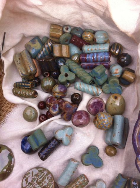 Ceramic Beads Handmade, Ceramic Jewelry Ideas, Clay Pottery Ideas, Ceramic Accessories, Pottery Beads, Ceramic Bead Jewelry, Ceramics Jewelry, Ceramic Jewellery, Clay Inspo