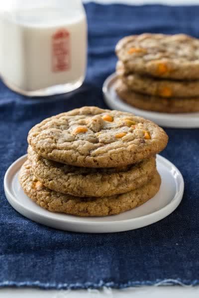 Pumpkin Spice Toffee Cookie Recipe Pumpkin is just in time for fall! Spice toffee cookies are best enjoyed with a cup of coffee. If you love pumpkin as much as I do, you’ll definitely want to check out this recipe. Pumpkin Spice Toffee, Toffee Cookies Recipe, Pumpkin Toffee, Fall Desserts Table, Toffee Cookie Recipe, Savory Apple Recipes, Crinkle Cookies Recipe, Lemon Crinkle Cookies, Toffee Cookies