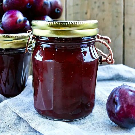 Sugar-Free Damson Jam Recipe Plum Freezer Jam, Damson Jam, Plum Dessert, Plum Preserves, Plum Jam Recipes, Damson Plum, Freezer Jam Recipes, Vegan Tiramisu, Plum Recipes