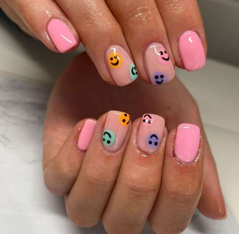 Pink Smiley Face Nails Short, Gel Nails Ideas Short Smiley Faces, Smiley Face Daisy Nails, Purple Nails Smiley Face, Short Nail Designs Smiley Face, Green Smiley Face Nails, Short Smiley Face Nails, Smily Face Nail Design, Smiley Face Gel Nails