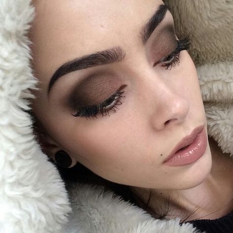 Big eyelids ♡ I need this. Big Eyelids, Johanna Herrstedt, Eyebrows Goals, Burgundy Lipstick, Long Wear Lipstick, Beauty Tips For Hair, Makeup Clothes, Stunning Eyes, Makeup Gift