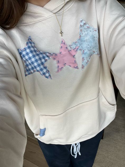 Patch Sweatshirt Diy, Embroidered Sweatshirt Diy, Diy Hoodie, Sweatshirt Diy, Patchwork Hoodie, Patch Sweatshirt, Stitch Hoodie, Embroidery Fashion Detail, Patchwork Clothes