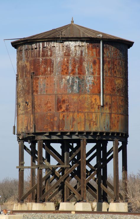 Water Tower Architecture, Pompe A Essence, Water Towers, Model Train Scenery, Industrial Architecture, Old Factory, Water Tower, Disney Memes, Urban Sketching