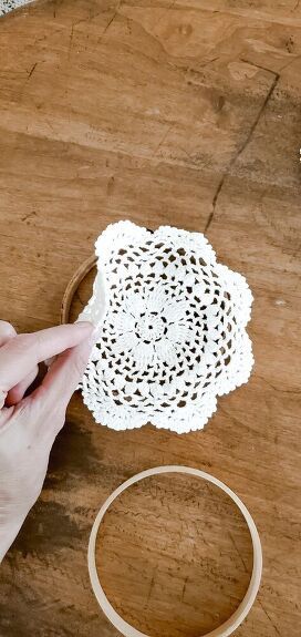 Using Doilies In Decor, Doily Embroidery Hoop Wall Art, Diy With Doilies, Decorating With Embroidery Hoop, Embroidery Ring Crafts, Embroidery Hoop Crafts Diy Wall Art, Crafts With Embroidery Hoop, Embroidery Hoop Wreath Diy, What To Do With Doilies