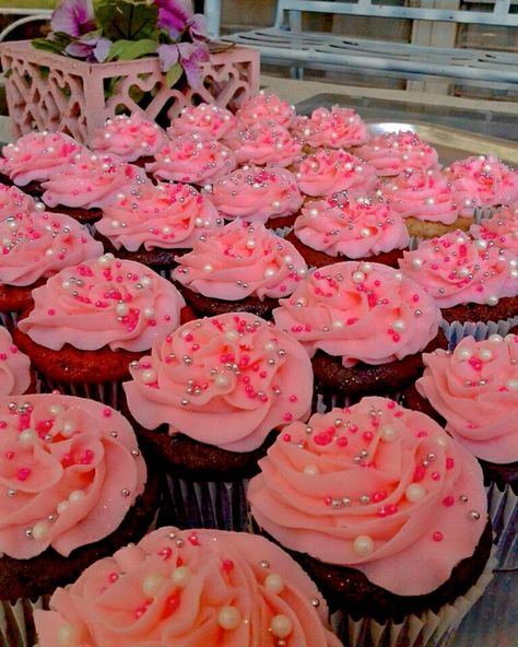 Preppy Birthday Cupcakes, Preppy Cupcakes, Preppy Birthday Party, Preppy Bday, Hot Pink Cupcakes, Girl Birthday Cupcakes, Preppy Birthday, Preppy Essentials, Mermaid Pool