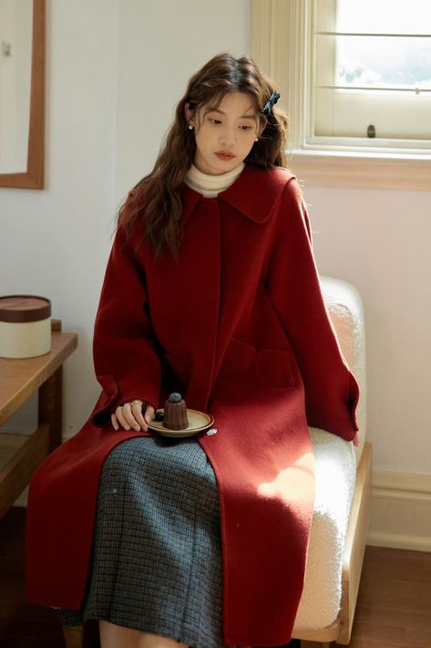 Red Overcoat Outfit, Red Vintage Outfits, Red Coat Outfit Winter, Red Coat Outfit, Winter Inspo Outfits, September Fashion, Marvelous Mrs Maisel, Hijab Trends, Blogger Street Style