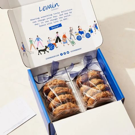 Levain Cookies, Best Food Gifts, Chocolate Chip Walnut Cookies, Levain Bakery, Best Gift Baskets, Cookie Gift Box, Gooey Cookies, Dessert Packaging, Walnut Cookies