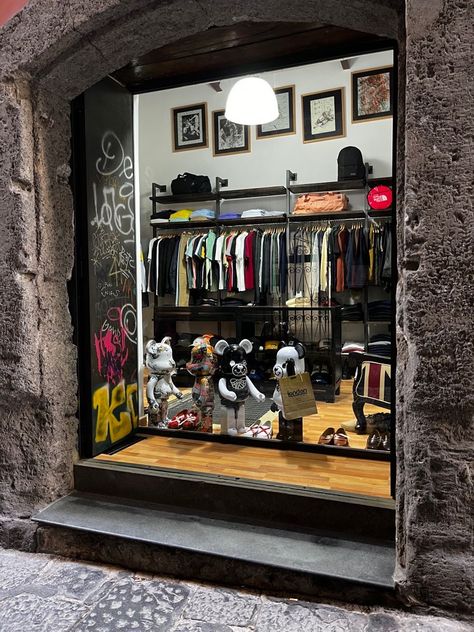 Street Wear Shop Interior, Streetwear Store Interior, Streetwear Shop Interior, Streetwear Boutique, Vintage Store Ideas, Print Shop Design, Bedroom Art Painting, Fashion Website Design, Hypebeast Room