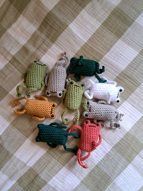 Small Crochet Projects For Men, Small Crochet Gifts For Men, Crochet Mini Plushies, How To Crochet A Frog, Small Crochet Frog, Crochet Gift Ideas For Men, Small Crochet Plushies, Crochet Gifts For Men, Crochet Leggy Frog