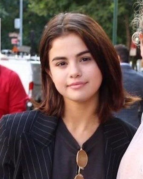 Selena Gomez Hairstyles Short, Selena Gomez Brown Hair, Selena Short Hair, Selena Gomez Bob Haircut, Selena Gomez Face Shape, Selena Gomez Hair Short, Selena Aesthetic, Selena Gomez Bob, Selena Gomez Haircut