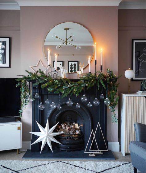 Festive Fireplace, Christmas Fireplace Decor, Christmas Interiors, Home For Christmas, Christmas Inspo, Candle Inspiration, Christmas Fireplace, Christmas Mantels, Christmas Decorations Rustic