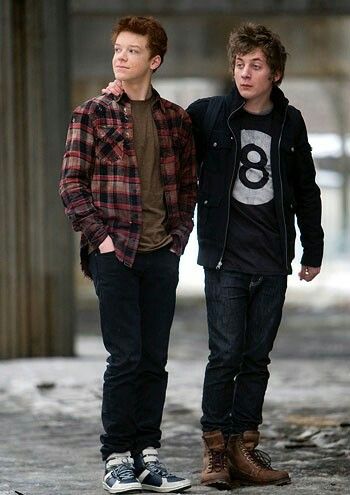 Ian and Lip Shameless Show, Shameless Scenes, Shameless Mickey And Ian, Shameless Characters, Lip Gallagher, Ian Shameless, Shameless Tv Show, Ian And Mickey, Mickey And Ian