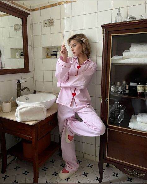 Pocketsbymm – pocketsbymm Classy Pajamas Aesthetic, Vintage Pajamas Aesthetic, Homewear Photoshoot, Pajama Outfits Aesthetic, Night Robe Aesthetic, Classy Pjs, Pijama Party Outfit, Pyjama Party Aesthetic, Pj Party Aesthetic