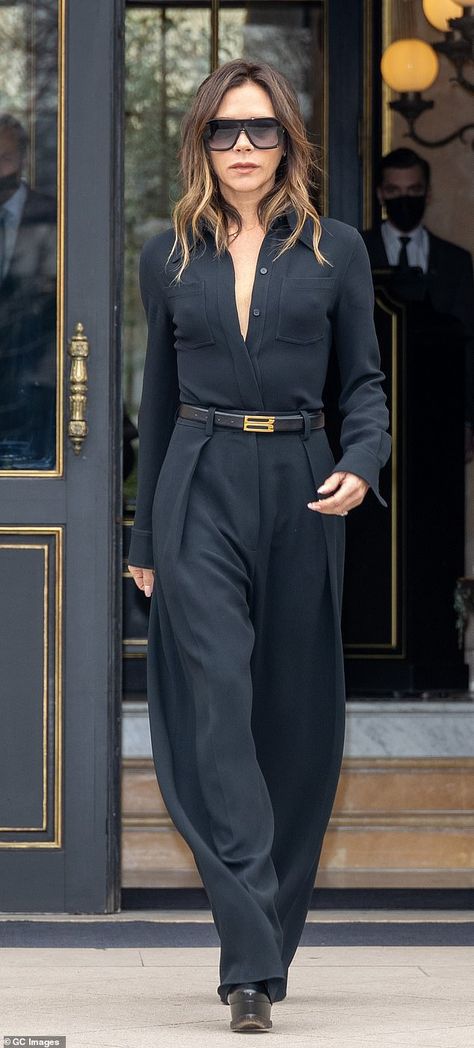 Victoria Beckham Street Style 2023, Streetstyle Paris Fashion Week 2023, Victoria Beckham Hairstyles, Victoria Beckham Street Style, Victoria Beckham Fashion, Victoria Beckham Hair 2023, Victoria Beckham Style 2022, Victoria Beckham Style 2023, Victoria Beckham 2023