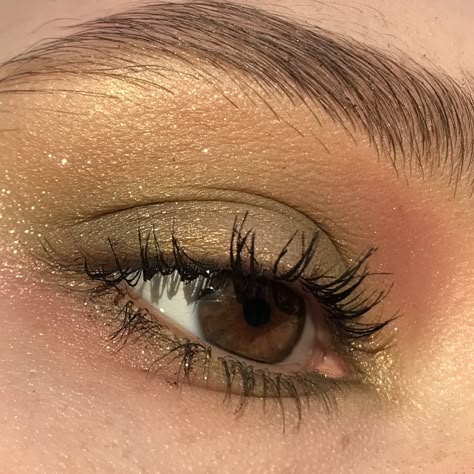 Green Eyemakeup Brown Eyes, Bronze Makeup Green Eyes, Evermore Inspired Makeup, Subtle 80s Makeup, Earthy Eye Makeup, Earthy Eyeshadow Looks, Earth Toned Makeup, Green Eye Makeup Subtle, Cottagecore Eyeshadow