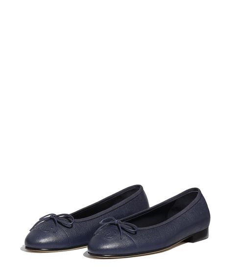 Chanel - PRE SS2018 | Navy blue grained calfskin ballerinas Chanel Flat Shoes, Blue Wishlist, Blue Birkin, Runway Fashion Outfits, Chanel Ballerina Flats, Chanel Ballerina, Navy Blue Flats, Chanel Flats, Navy Chanel