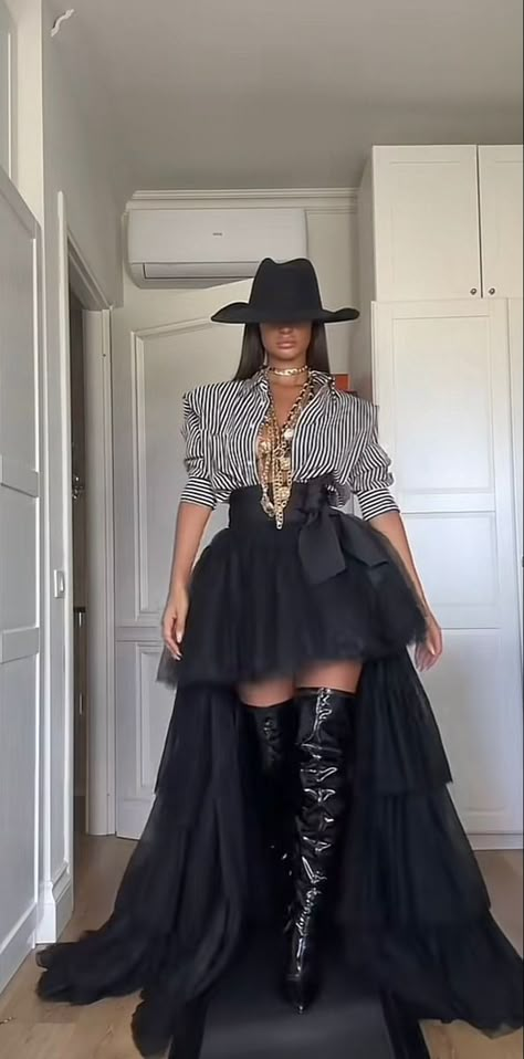 High Fashion Women Outfit Ideas, Beyoncé Inspired Outfits, Cowboy Couture Fashion, Unusual Outfits Ideas, Cowgirl Style Outfits Black Women, Black Cowgirl Outfits For Women, Model Photoshoot Outfits, High Fashion Photoshoot Ideas, Cute Black And White Outfits