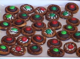 Holiday Pretzels, Christmas Pretzels, Pretzel Treats, Vegan Party Food, Pretzels Recipe, Chocolate Pretzels, Holiday Menus, Chocolate Topping, Edible Gifts